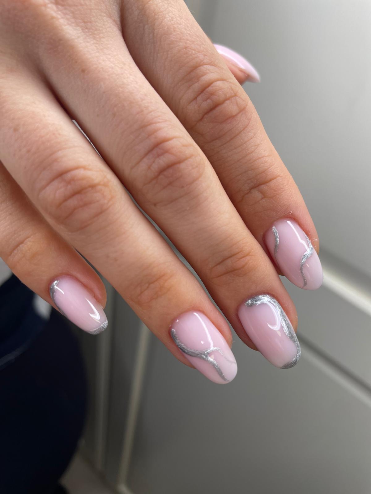 Manicure hybrydowy ze srebrnym zdobieniem — Kraków